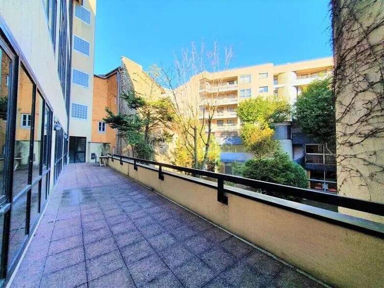 Office in Issy-les-Moulineaux for lease - Building Photo - Image 1 of 8