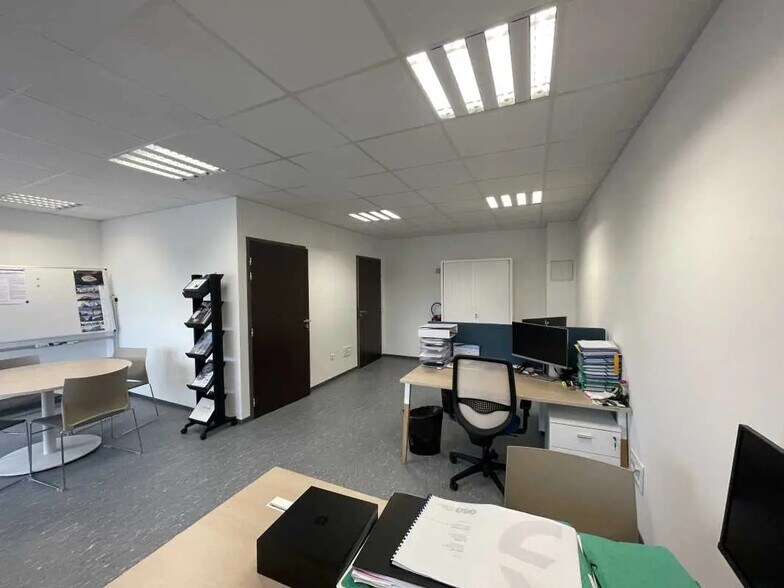 Office in Beauvais for lease - Interior Photo - Image 2 of 7