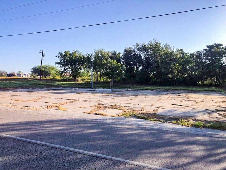 440 N Sunset Strip St, Kenedy, TX 78119