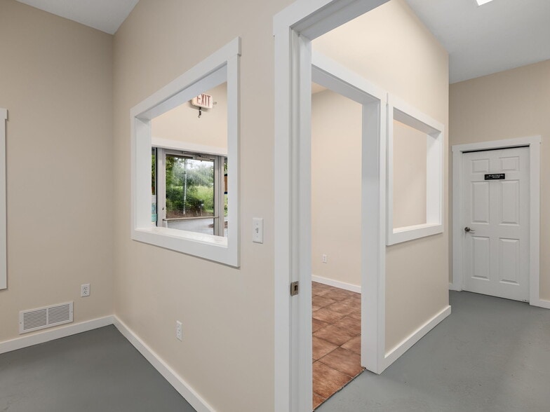 732 Jonesborough St, Hendersonville, NC for lease - Lobby - Image 3 of 17