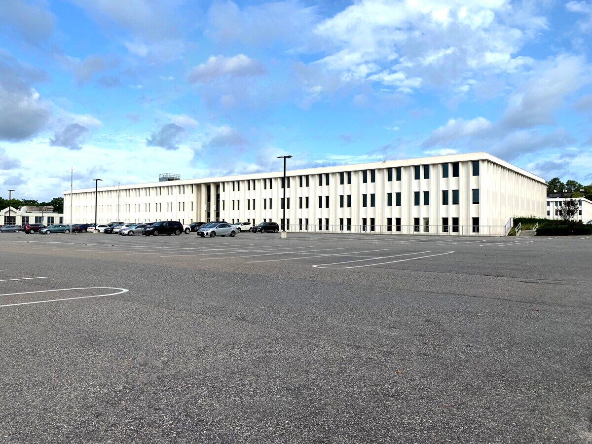 3 Dakota Dr, New Hyde Park, NY 11042