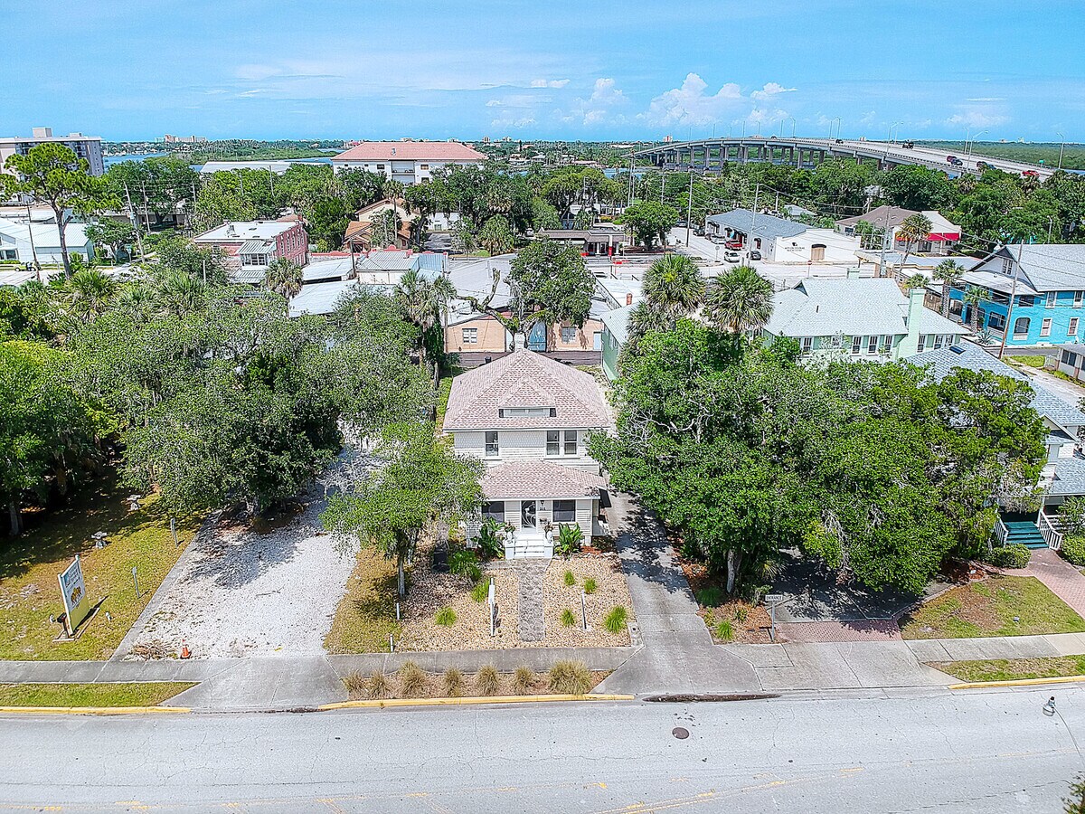 211 Live Oak St, New Smyrna Beach, FL 32168