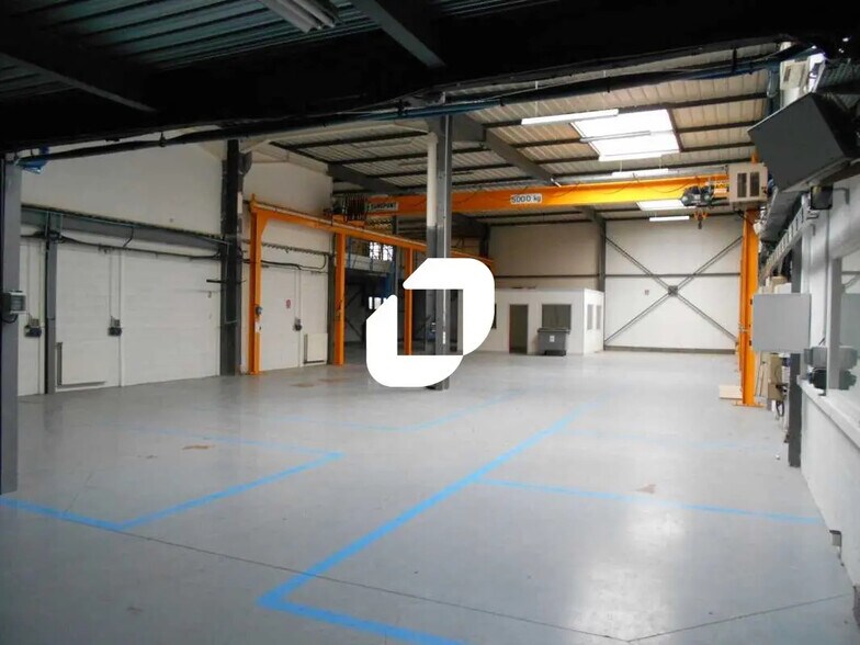 Flex in Voisins-le-Bretonneux for lease - Interior Photo - Image 3 of 10