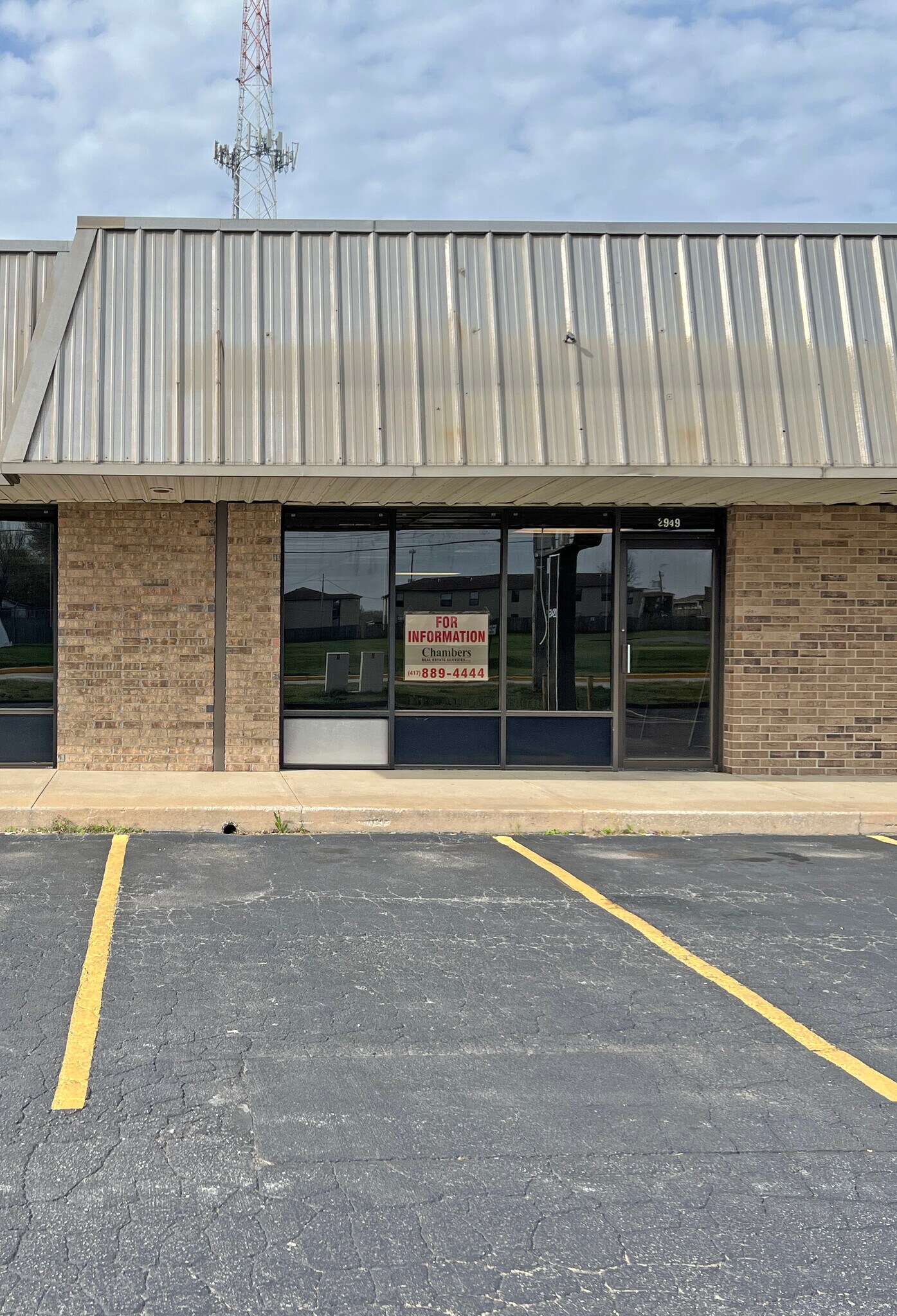 2949 E Chestnut Expy, Springfield, MO for lease Building Photo- Image 1 of 4