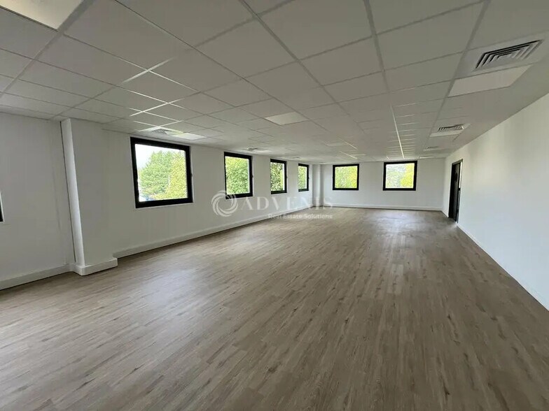 Flex in Lisses for lease - Building Photo - Image 3 of 8