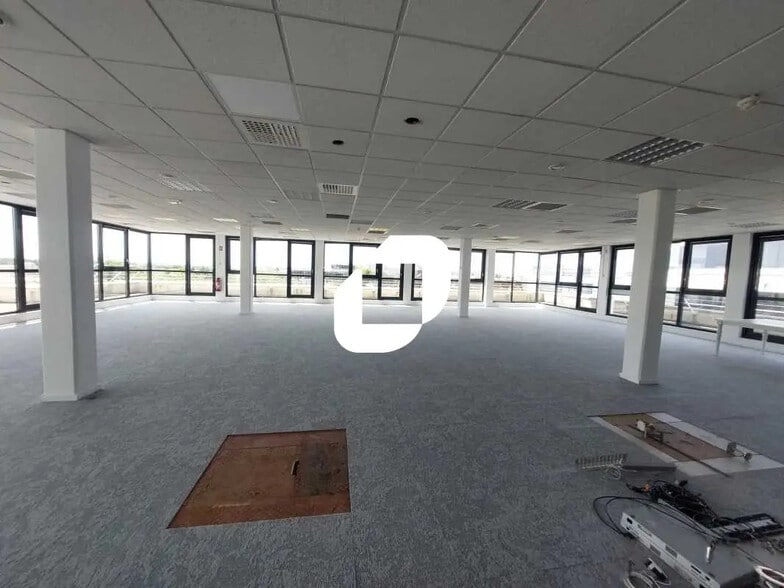 Office in Guyancourt for sale - Building Photo - Image 3 of 16