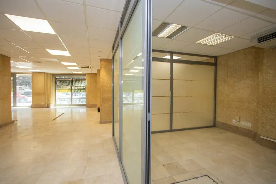 Retail in Aix-en-Provence for lease - Building Photo - Image 1 of 6