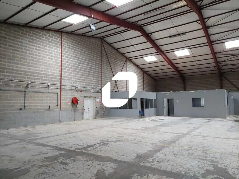 Flex in Coignières for lease - Interior Photo - Image 3 of 7