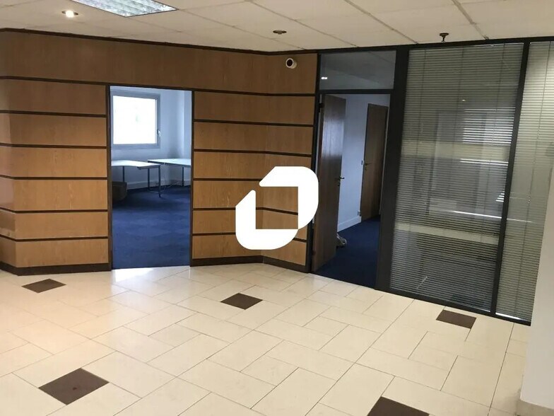 Office in Croissy-Beaubourg for lease - Interior Photo - Image 2 of 9
