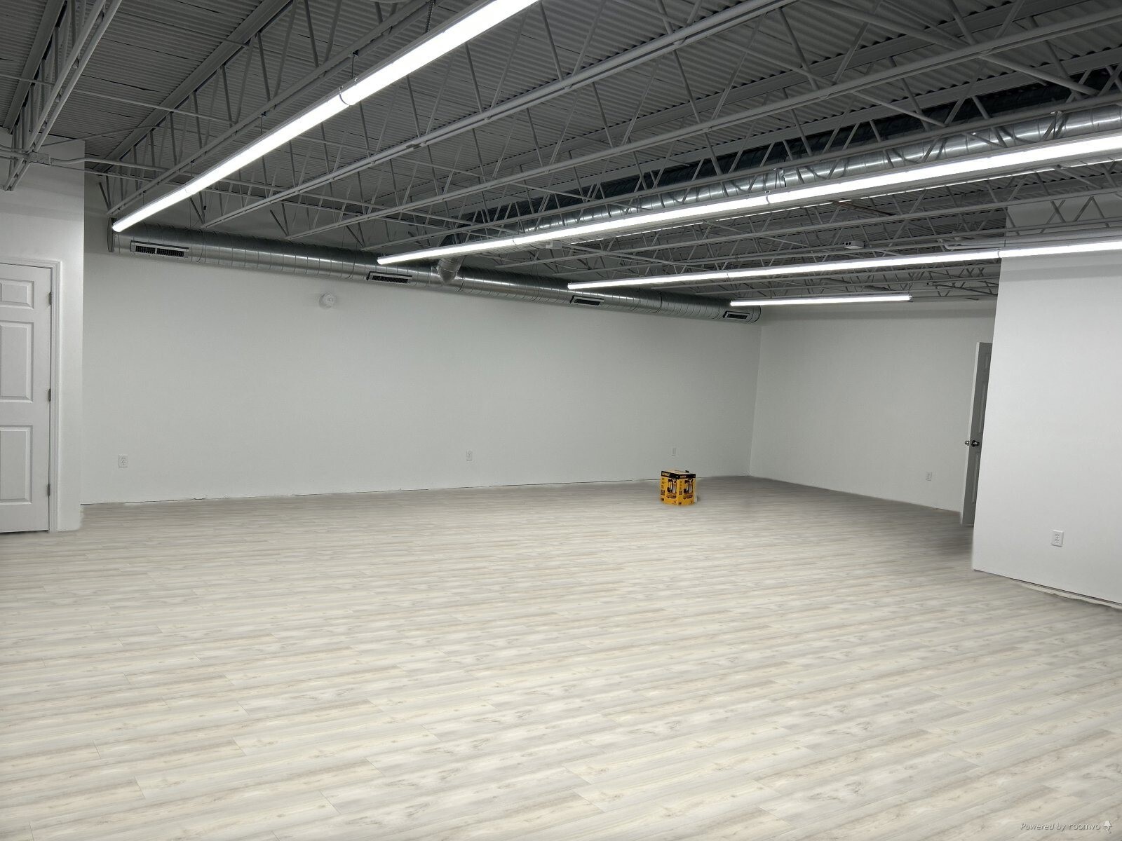 7101 N Green Bay Ave, Glendale, WI for lease Interior Photo- Image 1 of 2