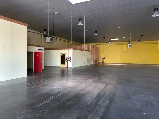 Retail in Chenôve for sale - Interior Photo - Image 1 of 4