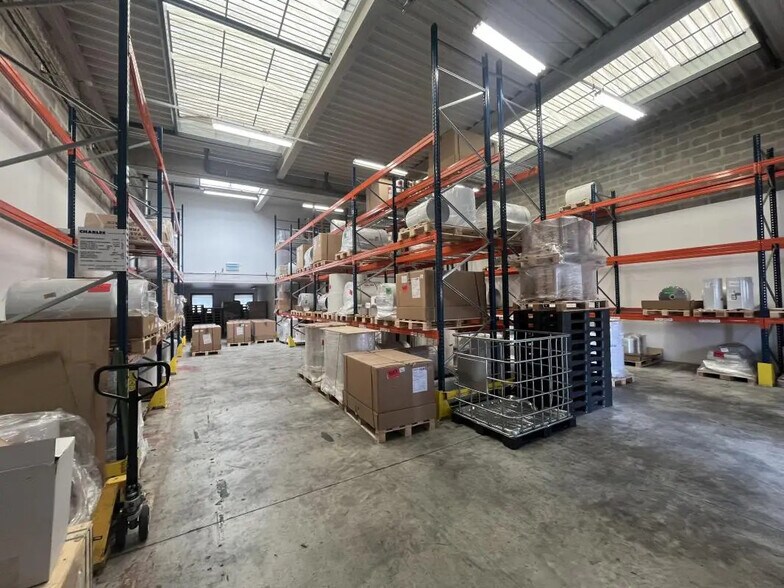 Industrial in Lieusaint for lease - Building Photo - Image 3 of 4