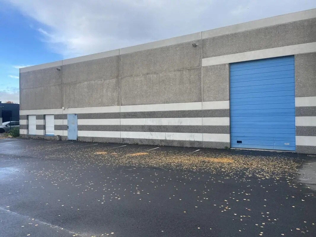 Office in Carvin for lease Building Photo- Image 1 of 8