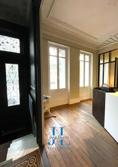 Office in Bordeaux for lease - Building Photo - Image 1 of 8