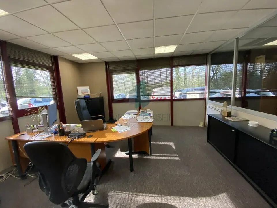 Office in Pontoise for sale Building Photo- Image 1 of 6