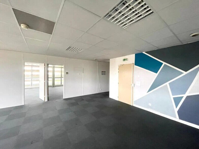Office in Bordeaux for lease - Interior Photo - Image 2 of 8