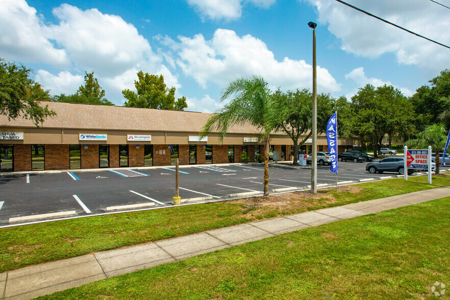 1326 E Lumsden Rd, Brandon, FL for lease - Building Photo - Image 3 of 7