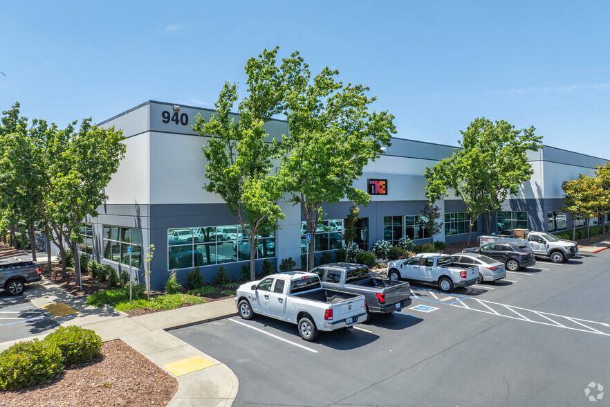 940 Riverside Pky, West Sacramento, CA for lease - Building Photo - Image 1 of 8