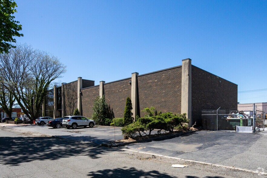 200 Oak Dr, Syosset, NY for sale - Primary Photo - Image 1 of 1