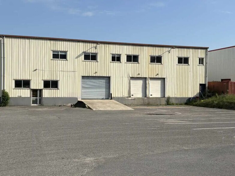 Office in Ormes for lease - Building Photo - Image 2 of 14