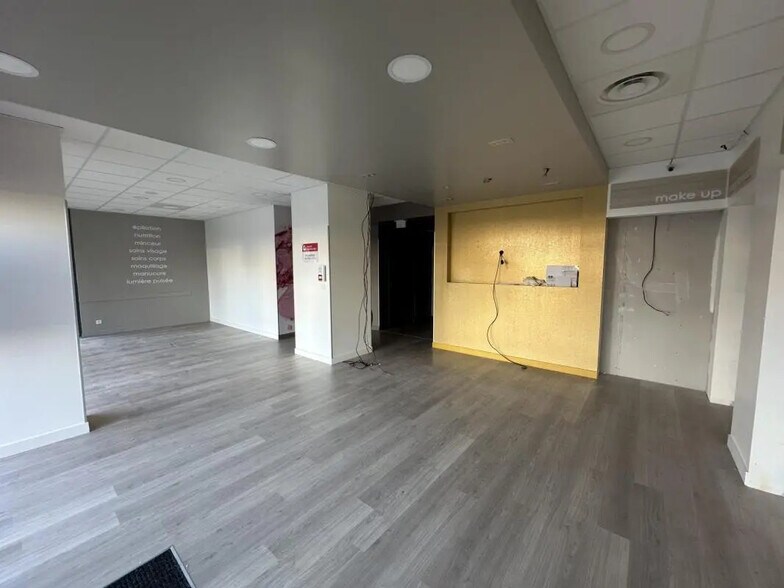 Retail in Luisant for lease - Interior Photo - Image 2 of 11