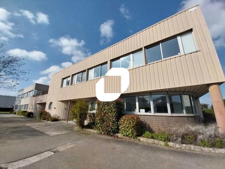 Office in Les Clayes-sous-Bois for lease - Building Photo - Image 1 of 13