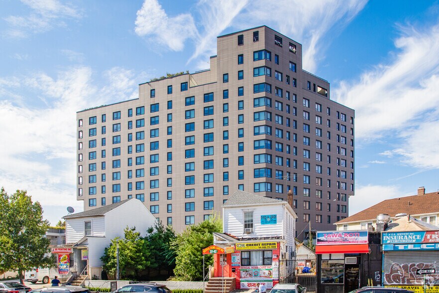 7117 Roosevelt Avenue, Jackson Heights, NY 11372 Roosevelt Parc