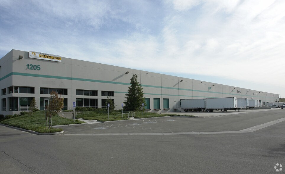 1205-1217 Moffat Blvd, Manteca, CA for lease - Primary Photo - Image 1 of 3