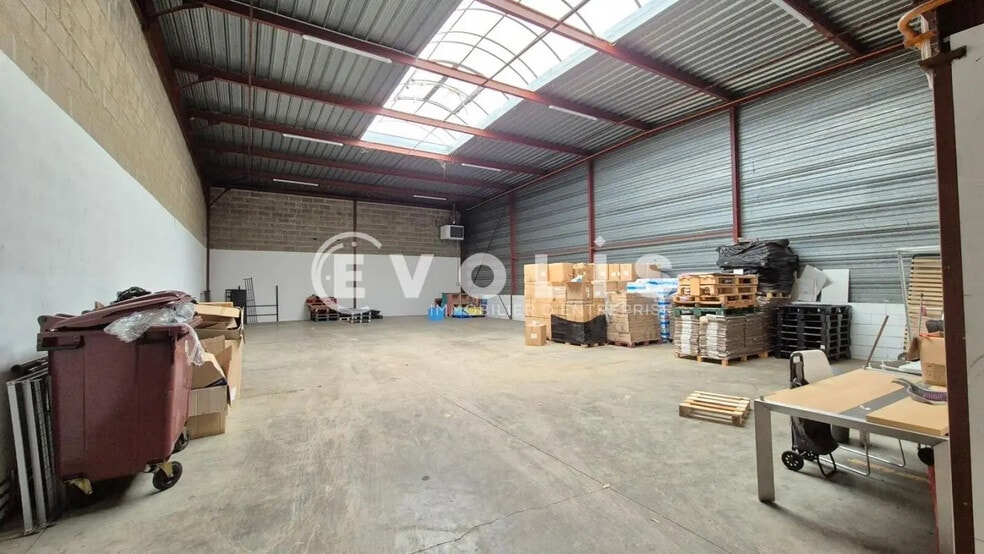 Flex in Collégien for lease - Interior Photo - Image 2 of 9