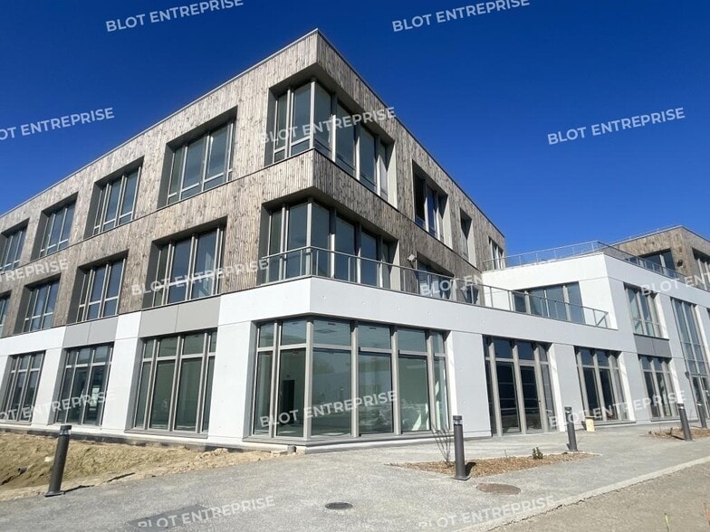 Office in Pacé for lease - Building Photo - Image 3 of 10