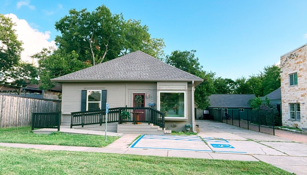 302 E Main St, Round Rock, TX for lease - Building Photo - Image 1 of 2