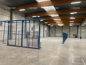 Flex in Saint-Thibault-des-Vignes for lease Interior Photo- Image 2 of 8