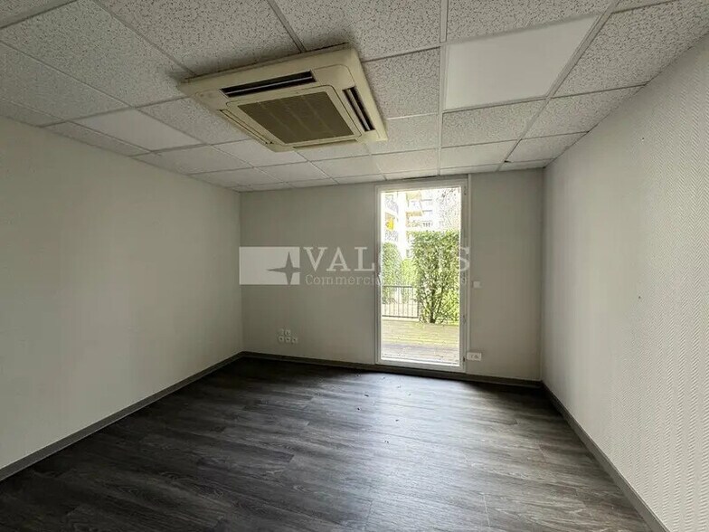 Office in Lyon for lease - Building Photo - Image 3 of 8