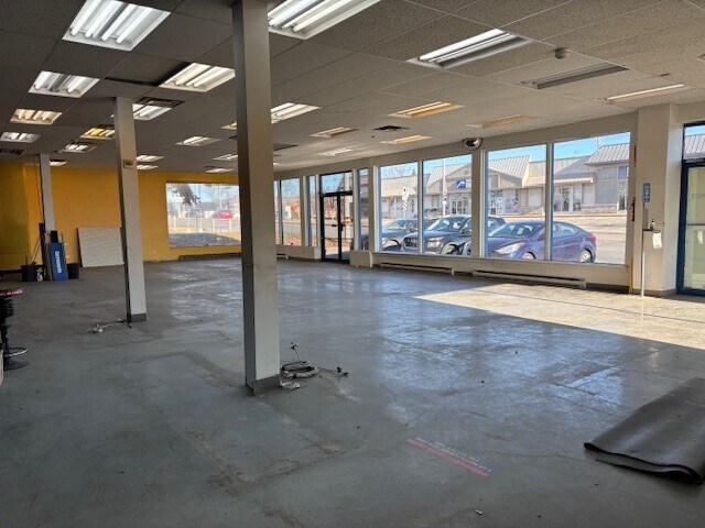 412 Boul Arthur-Sauvé, Saint-eustache, QC for lease - Interior Photo - Image 2 of 5