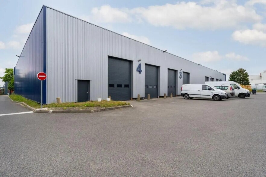 Industrial in SAINT-OUEN-L'AUMONE for lease - Building Photo - Image 1 of 9