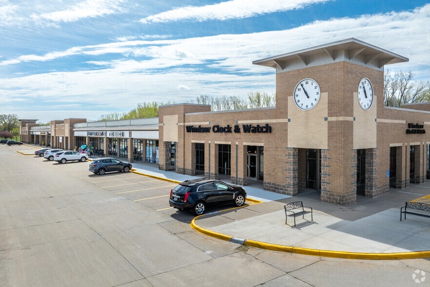 9932 Swanson Blvd, Clive, IA for lease - Building Photo - Image 2 of 8