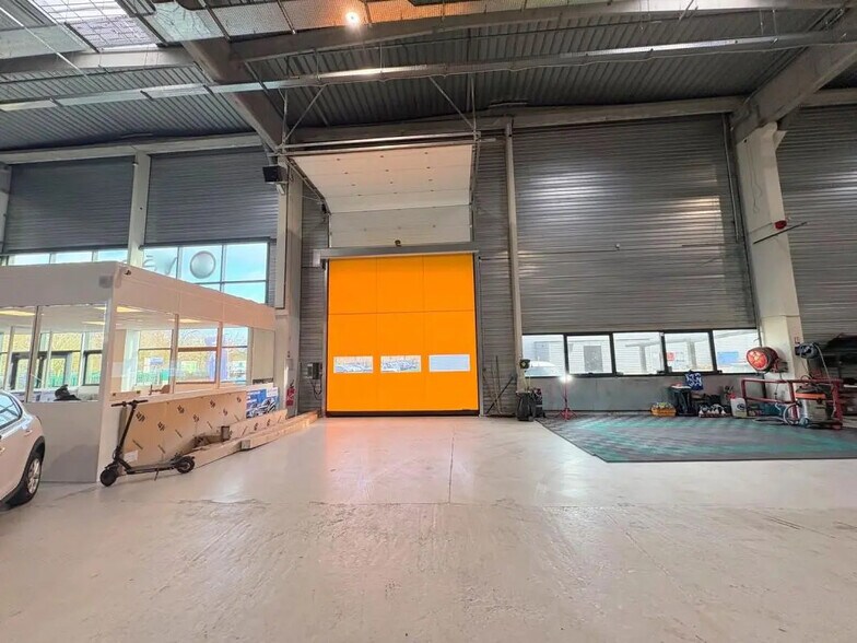 Industrial in Taverny for lease - Interior Photo - Image 2 of 8