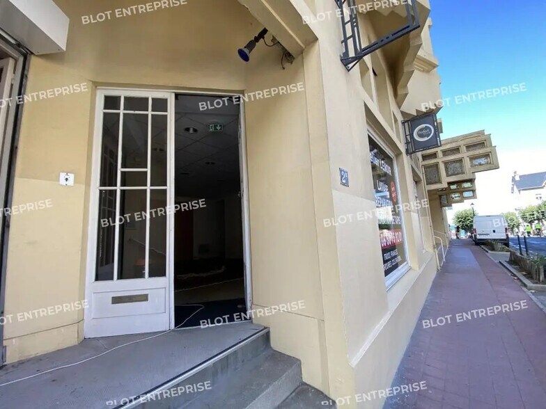 Retail in Dinard for lease - Building Photo - Image 1 of 4