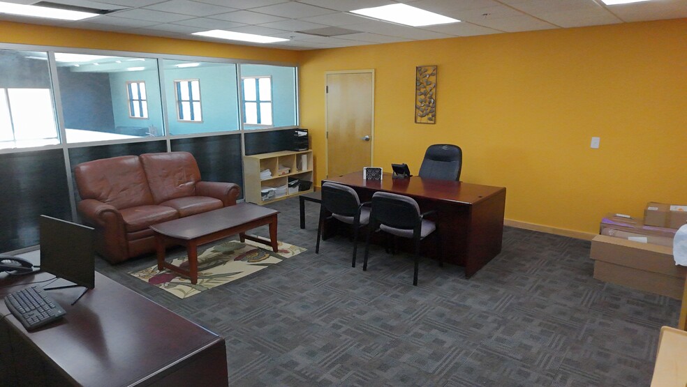 18408 Winding Waters Ln, Sugar Land, TX for lease - Interior Photo - Image 2 of 4