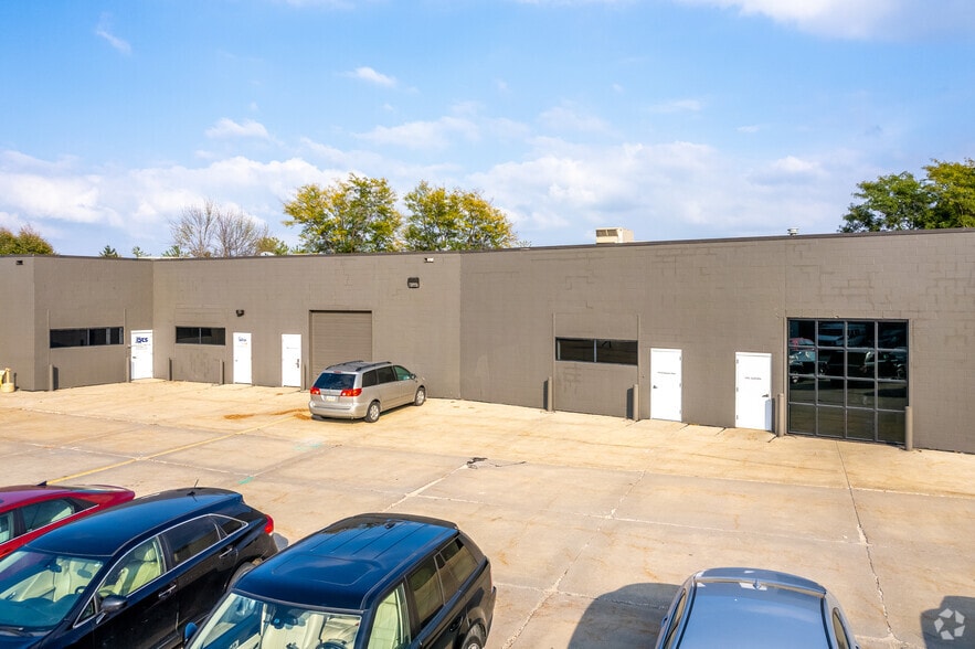 11100-11190 Aurora Ave, Urbandale, IA for lease - Building Photo - Image 3 of 6