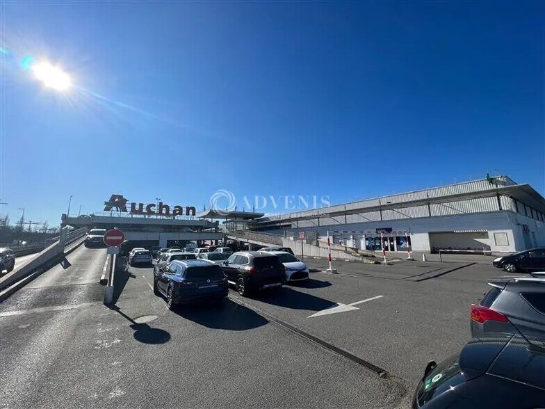 Retail in Olivet for lease - Building Photo - Image 1 of 3