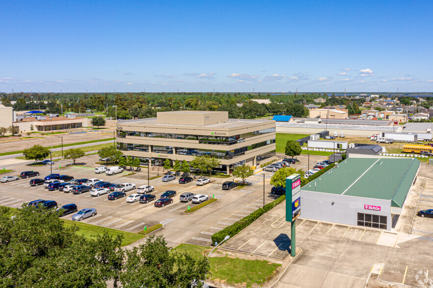 8301 W Judge Perez Dr, Chalmette, LA for lease - Building Photo - Image 3 of 3