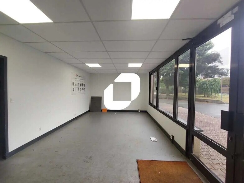 Flex in Voisins-le-Bretonneux for lease - Interior Photo - Image 3 of 10