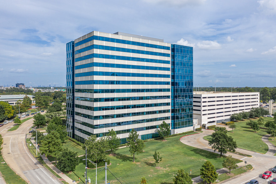 585 N Dairy Ashford Rd, Houston, TX for lease - Building Photo - Image 1 of 21