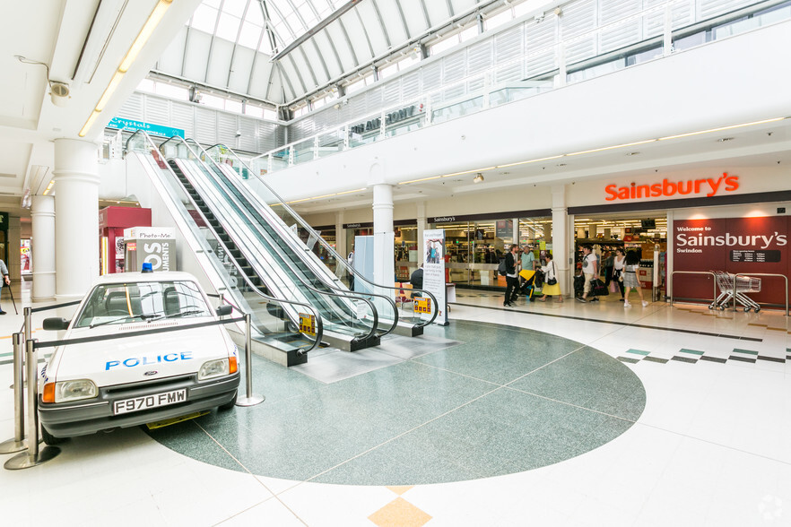 The Plaza, Swindon for lease - Interior Photo - Image 3 of 29