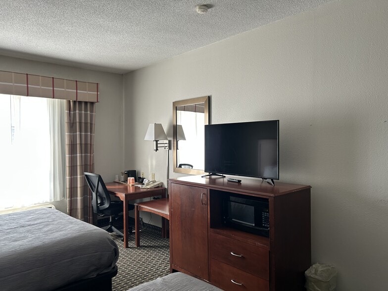 2463 E Sharon Rd, Cincinnati, OH for sale - Interior Photo - Image 3 of 11