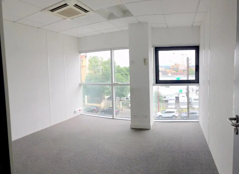 Office in Bezons for lease - Interior Photo - Image 1 of 7