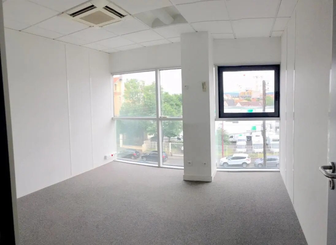 Office in Bezons for lease Interior Photo- Image 1 of 8