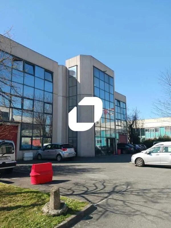 Office in Vitry-sur-Seine for lease Building Photo- Image 1 of 2