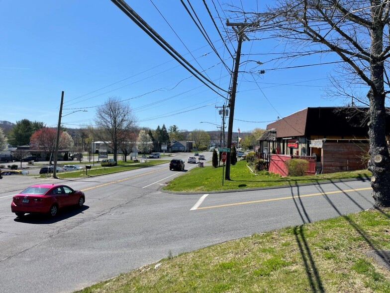 39 Mill Plain Rd, Danbury, CT for sale - Building Photo - Image 1 of 5